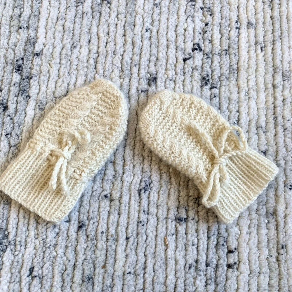 100% cashmere baby ivory knit mittens 6-12 months